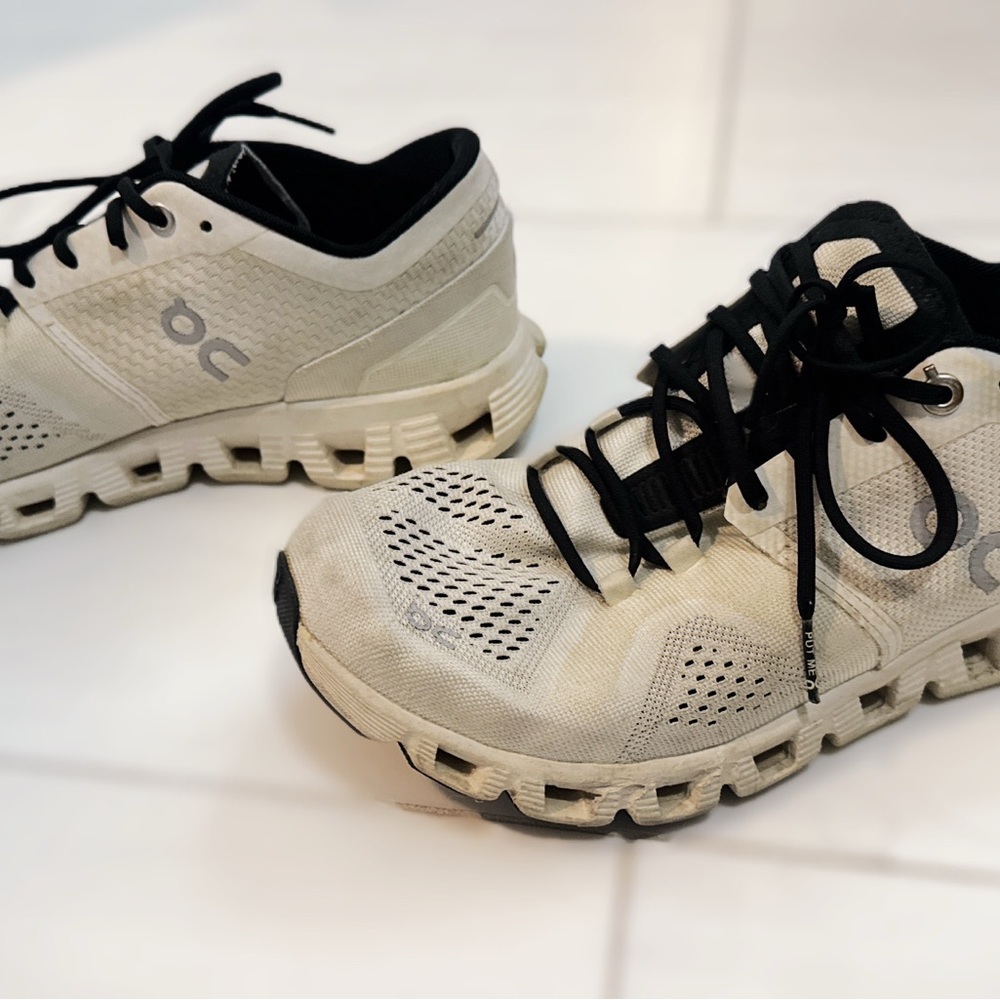 On Running women’s Athletic Shoes - Picture 2 of 7